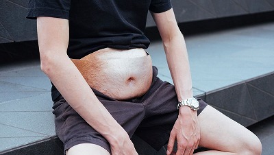 「お腹ぽっこりおじさん」町に大量発生するwww