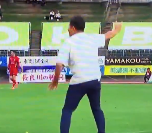 【悲報】プロサッカーチームの監督さん　→　驚く程しょうもない事をして退場　→　解任www