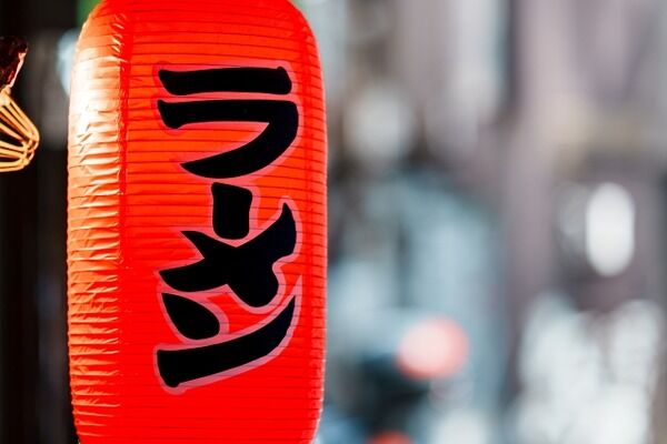 ラーメン店員「隣のパチンコ屋に駐車してませんか？」 俺「してます。パチンコの食事休憩で来ましたがダメですか…？」⇒！！