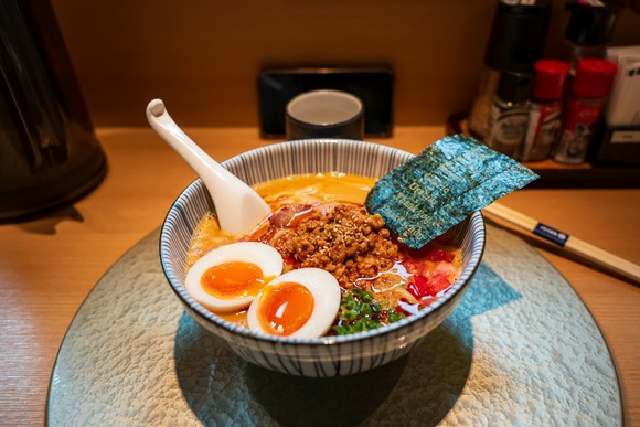 いちいち飯の写真を全部撮るやつらwww
