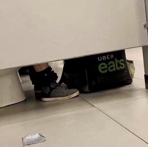 【閲覧注意】ウーバーイーツ配達員さん、トイレでやらかすwww