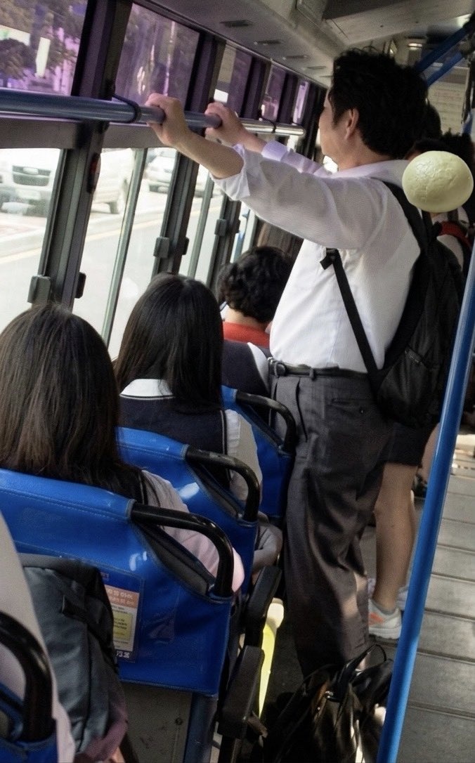 【悲報】車内でJKに異様なほど密着するおっさん見つかるwww