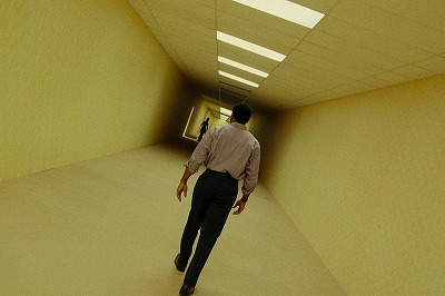 海外の有名なネットミーム「Backrooms」の映画、日本だけポスターに独自色を出す