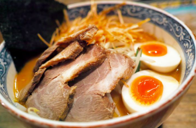 彼氏が、ラーメンに生卵を入れてた。私「別れる！」彼氏「えっ何で！？」私「キモいんだよ！卵入れたいならゆで卵か煮卵にしてよ！」→結果…