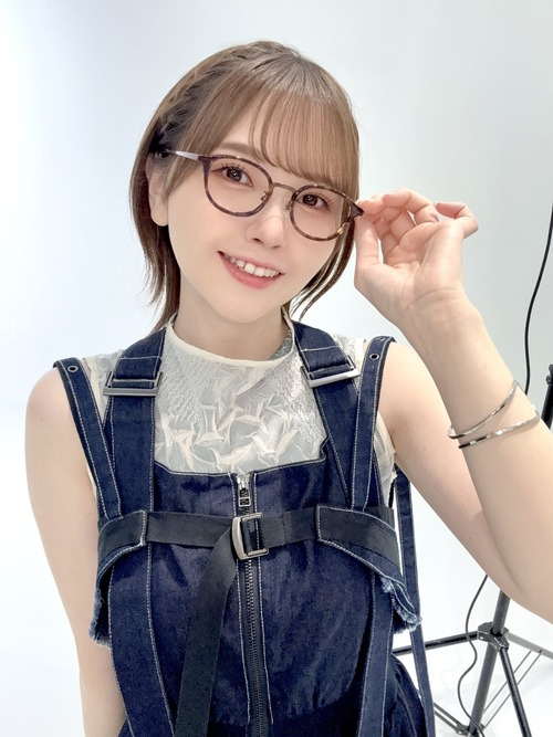 【画像】声優の鬼頭明里さん、メガネの愛眼とコラボwww