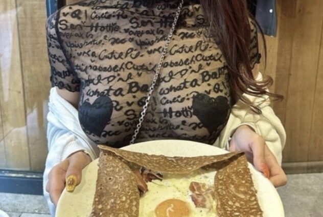 【画像】乳輪だけ見事に隠せるこの洋服www