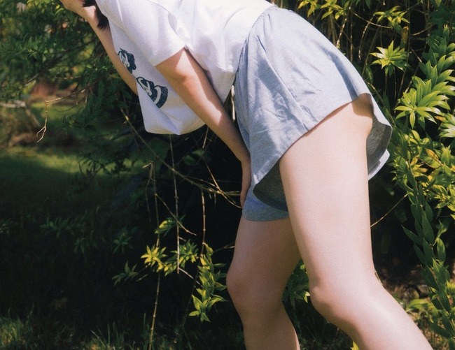 【画像】顔の2倍のデカ乳を持つ女さんwww