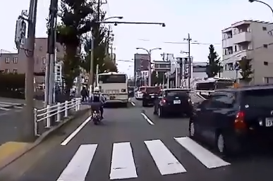 【動画】女さん、とんでもない車線変更をしてしまうwww