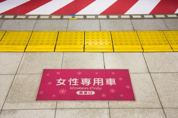 【悲報】小柄なボーイッシュ女さん、女性専用車両で降りろと言われてしまう････････････（画像あり）