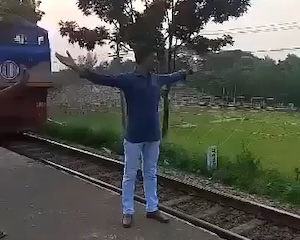 【動画】映り鉄さん、駅のホームで撮影しようとして死にかける。