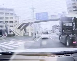 【動画】千葉でトレーラーから落下した鉄板が軽自動車に直撃する事故。ヤバすぎ。
