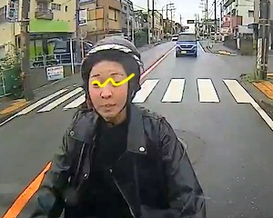 【動画】バイク女子さん横浜で当て逃げして拡散希望される。