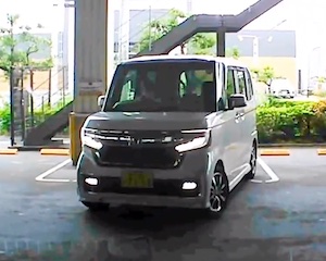 【動画】駐車が絶望的に下手なN-BOXカスタム女さん、600万impを集めてしまう。