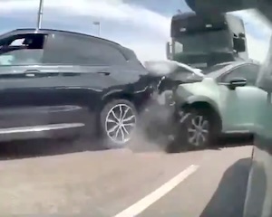 【動画】渋滞の車列に重機運搬トレーラーが突っ込み37人が負傷した事故。