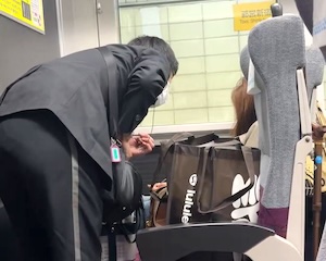 【動画】寝たフリで車掌ガン無視してグリーン車にタダ乗りする女さんwww