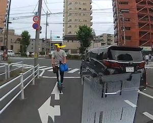 【動画】このLUUP乗りwww絶対におかしい(´･_･`)
