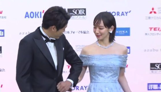 【画像】吉岡里帆さんにひじが当たった瞬間、男性の顔が正直すぎるwww