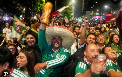 【動画】メキシコ人サポーター、イングランド人の首を斬り落とすと宣言www