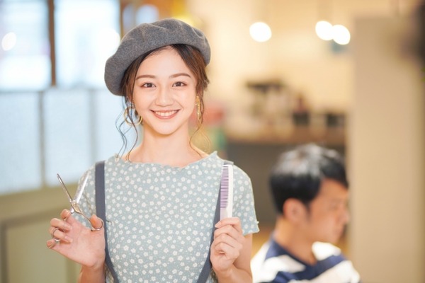 【衝撃画像】JKがミニスカでカットしてくれる美容室www