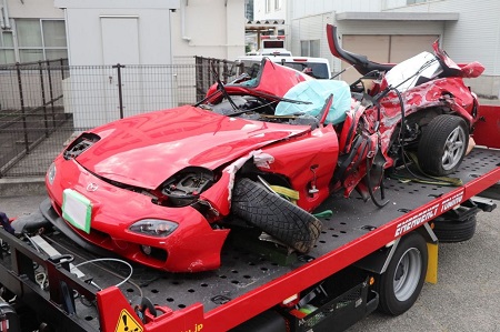 ロードスターに乗った2人、SUVと正面衝突して死亡。車の残骸が凄まじい
