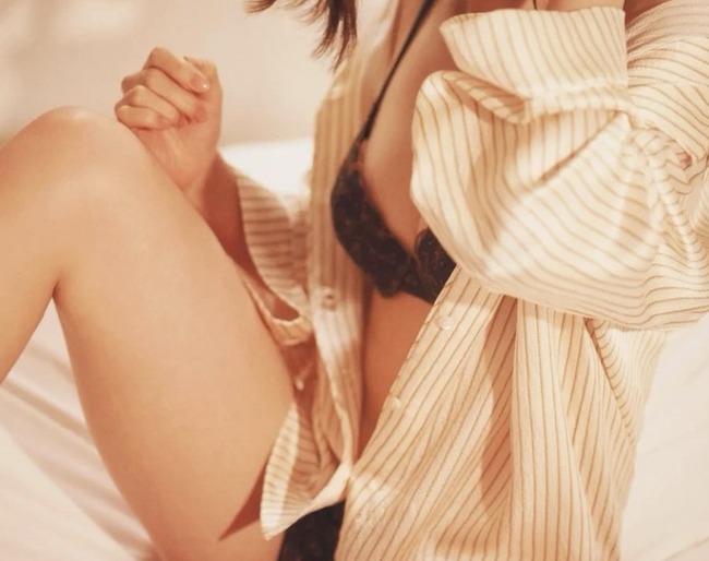 【画像】JKさん、お乳を強調した結果こうなるwww