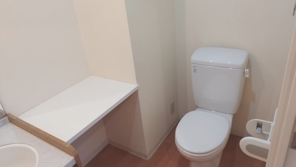 【大惨事】ピザの配達の女の子にトイレ貸したら大変な事になったwww