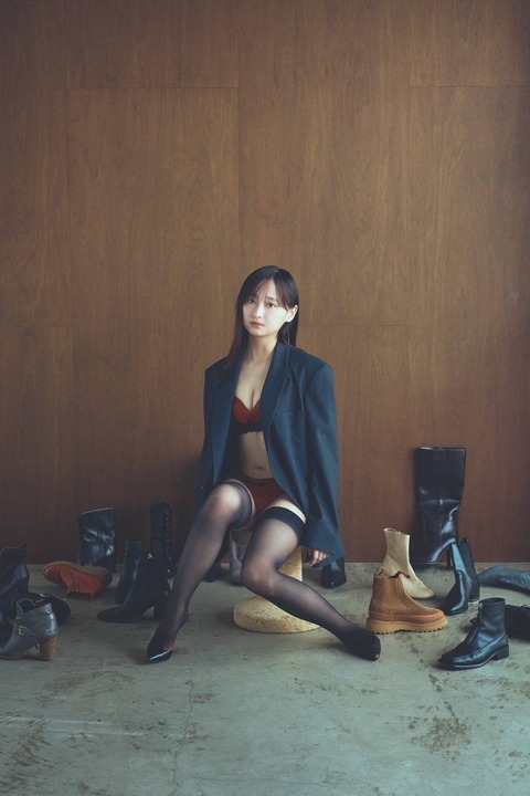 影山優佳、大人ランジェリーまとう“袋とじ”カット解禁 初エッセイ集『影まで愛して』に収録