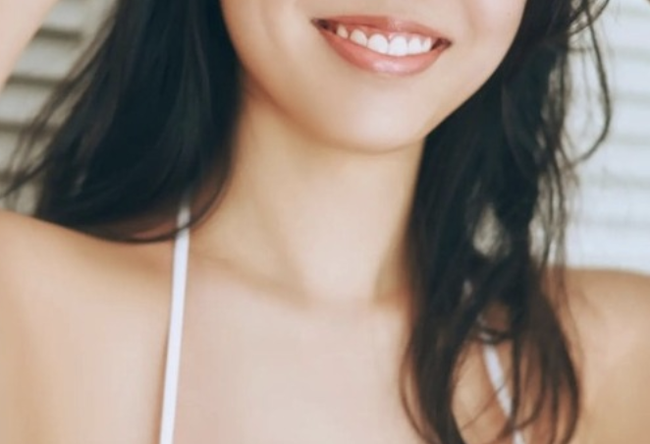 【画像】大御所歌手の娘、すごいお乳房を隠し持っていたwww