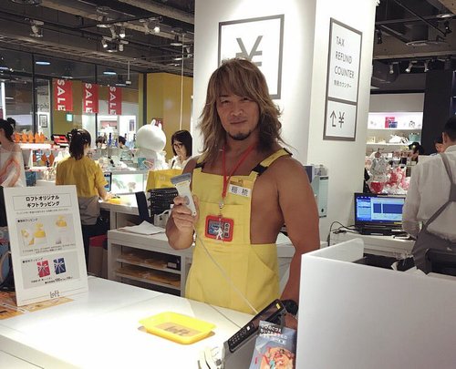 【画像あり】ロフトで働くセクシーエプロン姿の店員さんが激写されるwww