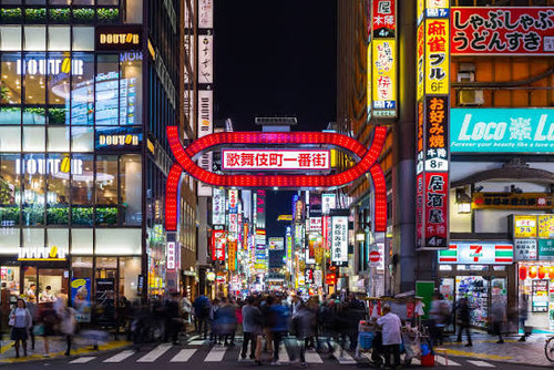 歌舞伎町に２万円配りまくっている謎の外国人がいると話題に