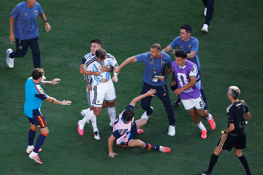 【サッカー】スペインVSアルゼンチン、試合終了後に一触即発の事態　パレデスが暴力行為で一発退場に