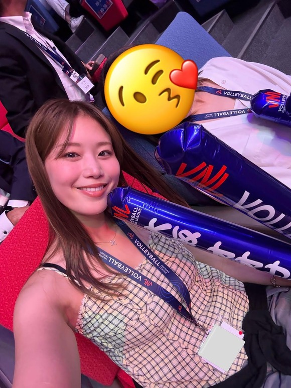 【悲報】稲村亜美さん、サッカーに続きバレーボールも観戦www（画像あり）