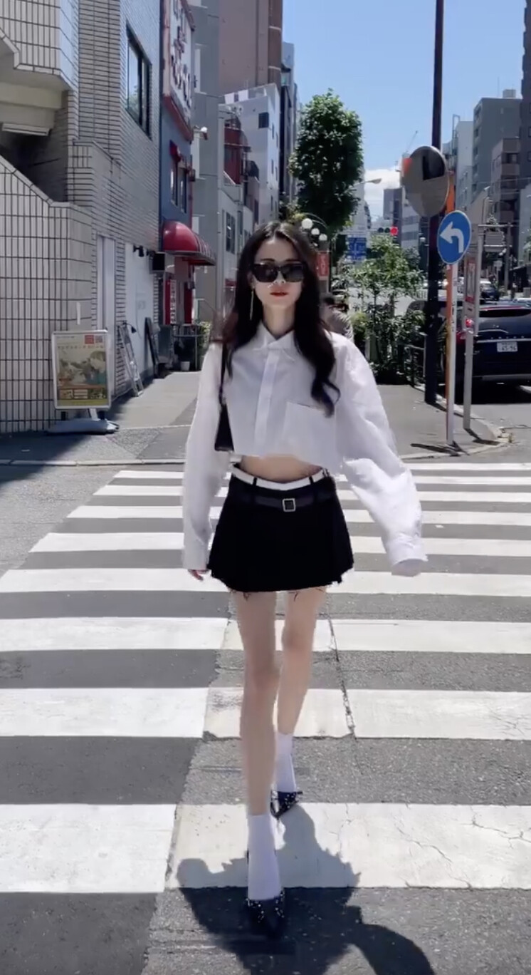 【悲報】フランス人美女さん、日本の街が似合わなすぎるwww