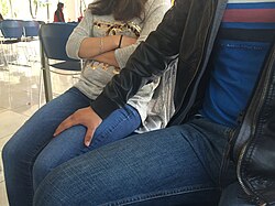 【悲報】女性上司に1時間以上密着され続けた男性「地獄の時間」 弁護士「セクハラに該当」