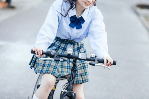 【画像】ダーツの旅でパンチラするJK「減るもんじゃないんでwww」⇒