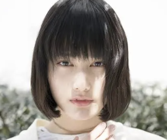 【悲報】橋本愛さん、撮影の合間に道端のタンポポ蹴る怖い女優だった