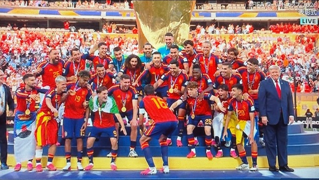 【悲報】スペイン代表の優勝後チーム写真にとんでもないものが映り込んでしまう…