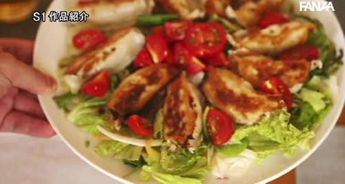 【画像】セクシービデオの餃子の盛り付け方、何かおかしい