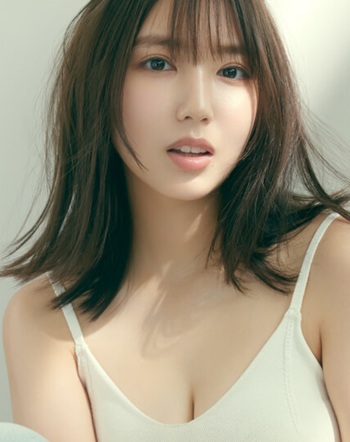【画像】沢口愛華、ギリギリのエッチ姿！紐一本で支えるお●ぱいを披露www