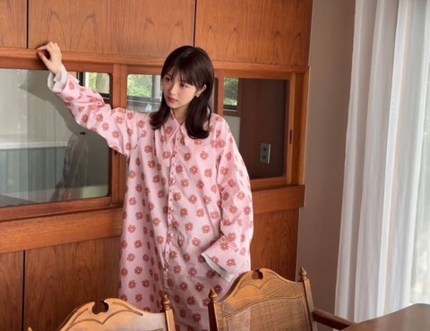 【画像】浜辺美波さん、細すぎてワンピースが入院服に見えてしまうwww