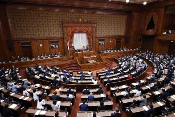 改正皇室典範が成立　男系、無事維持される　“国旗損壊罪”法が可決・成立