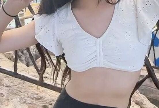 名古屋の女子高生、スカートが短すぎて生足がすごいwww