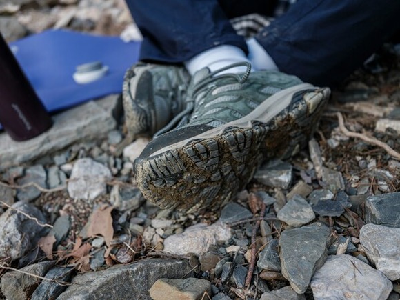 登山道にヒグマ→『クマで立ち往生している』と女性が110番、ヘリで全員救助（無料）←こういうの