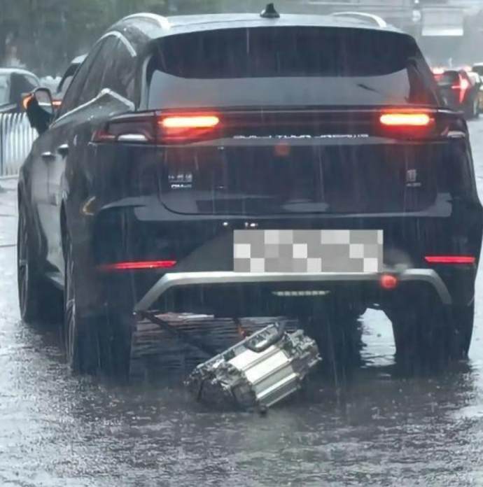 【中国EV】BYDのモーターが丸ごと脱落し立ち往生