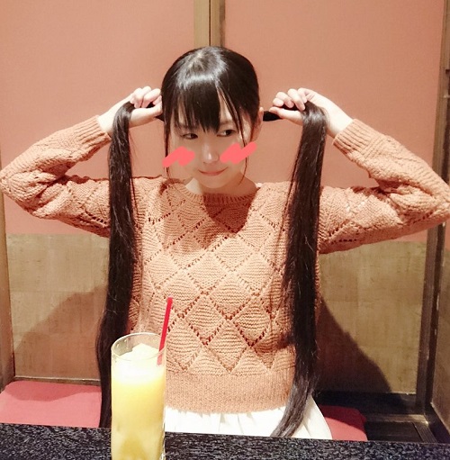 【画像】声優・小岩井ことりさん、ピチピチのスーツを着てボディラインを出しまくるwww
