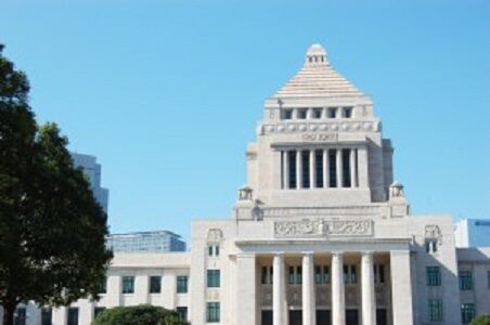 NISAで毎月「10万円」積み立てていますが、相場が下がって不安です。もしも大暴落した場合、補償や税金の控除はあるのでしょうか？