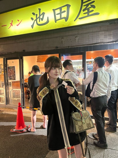 【悲報】セクシー女優「二郎来た！」→オタク「それ二郎じゃないよ」→女優「マジかよ」