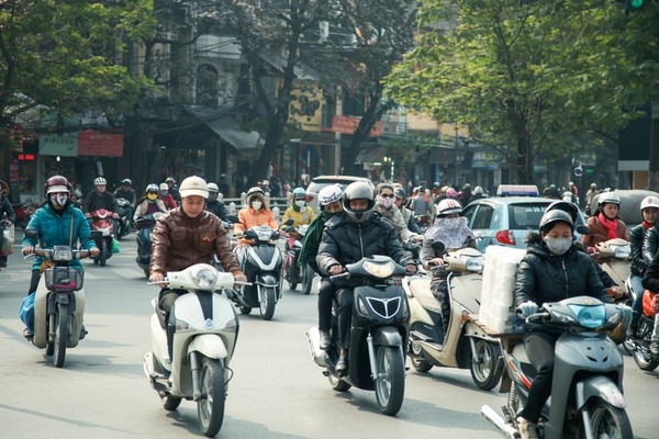 【衝撃動画】チビ女さん、大型バイクに補助輪を付けて街の笑いものになるwww