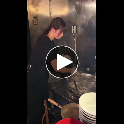 【動画あり】町の中華料理屋、娘の採用で人気店になってしまうwww