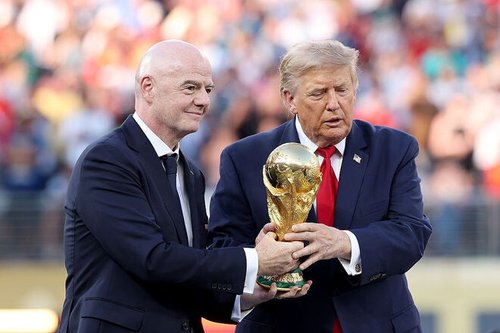 【悲報】トランプ大統領さん、優勝したスペインチームのど真ん中からやんわり排除されてしまうwww